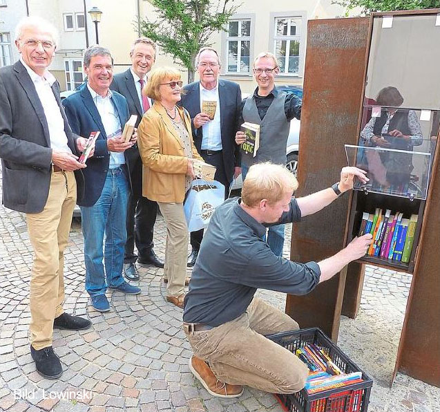 Literatur „to go“: Am Pferdebrunnen vor der Sparkasse steht jetzt ein öffentliches Bücherregal, aus dem sich jeder Bürger mit Lesestoff versorgen kann. Foto: Lowinski